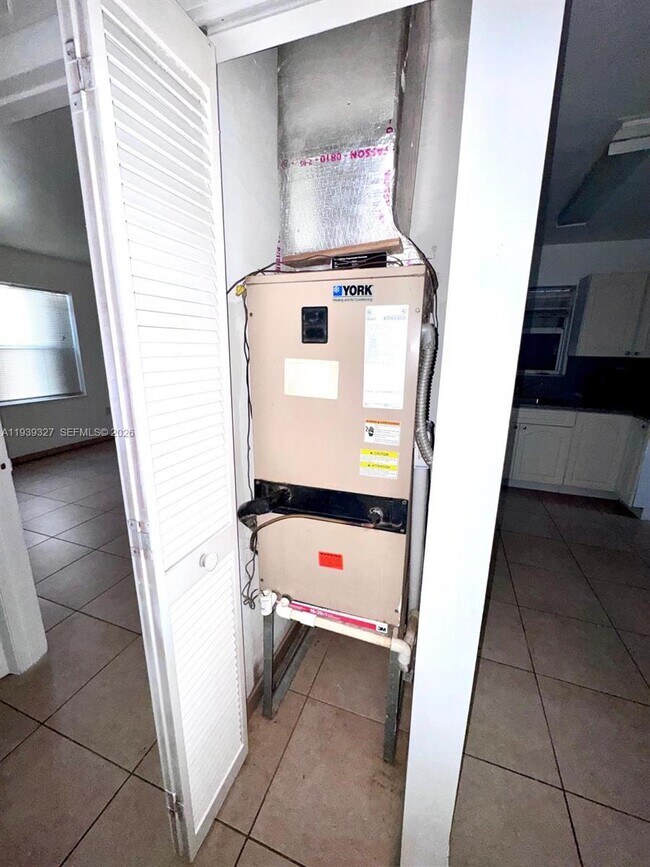 Building Photo - 14140 NE 2nd Ct