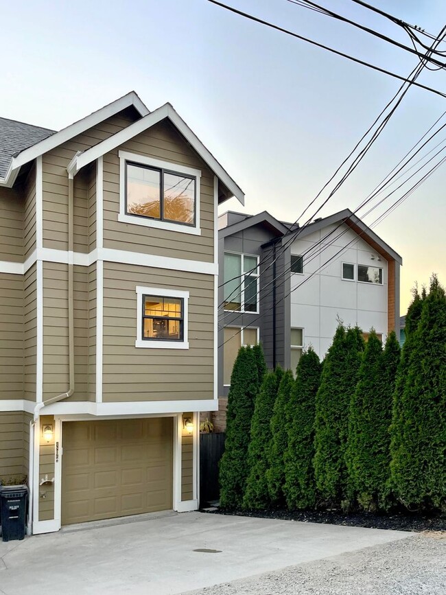 Building Photo - Light and Airy Townhome - Available Feb 15th