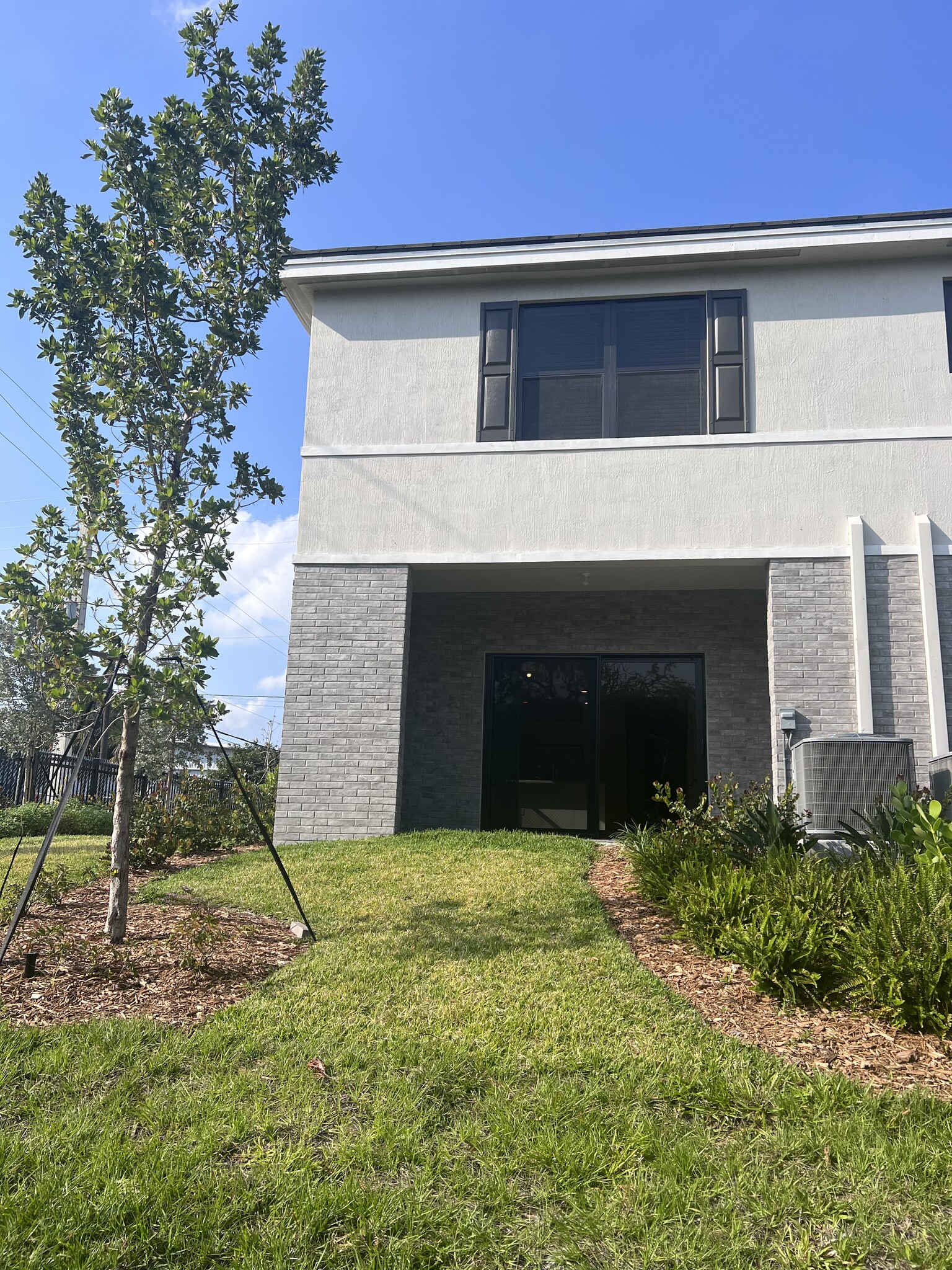 Building Photo - 136 SE 5th Ct