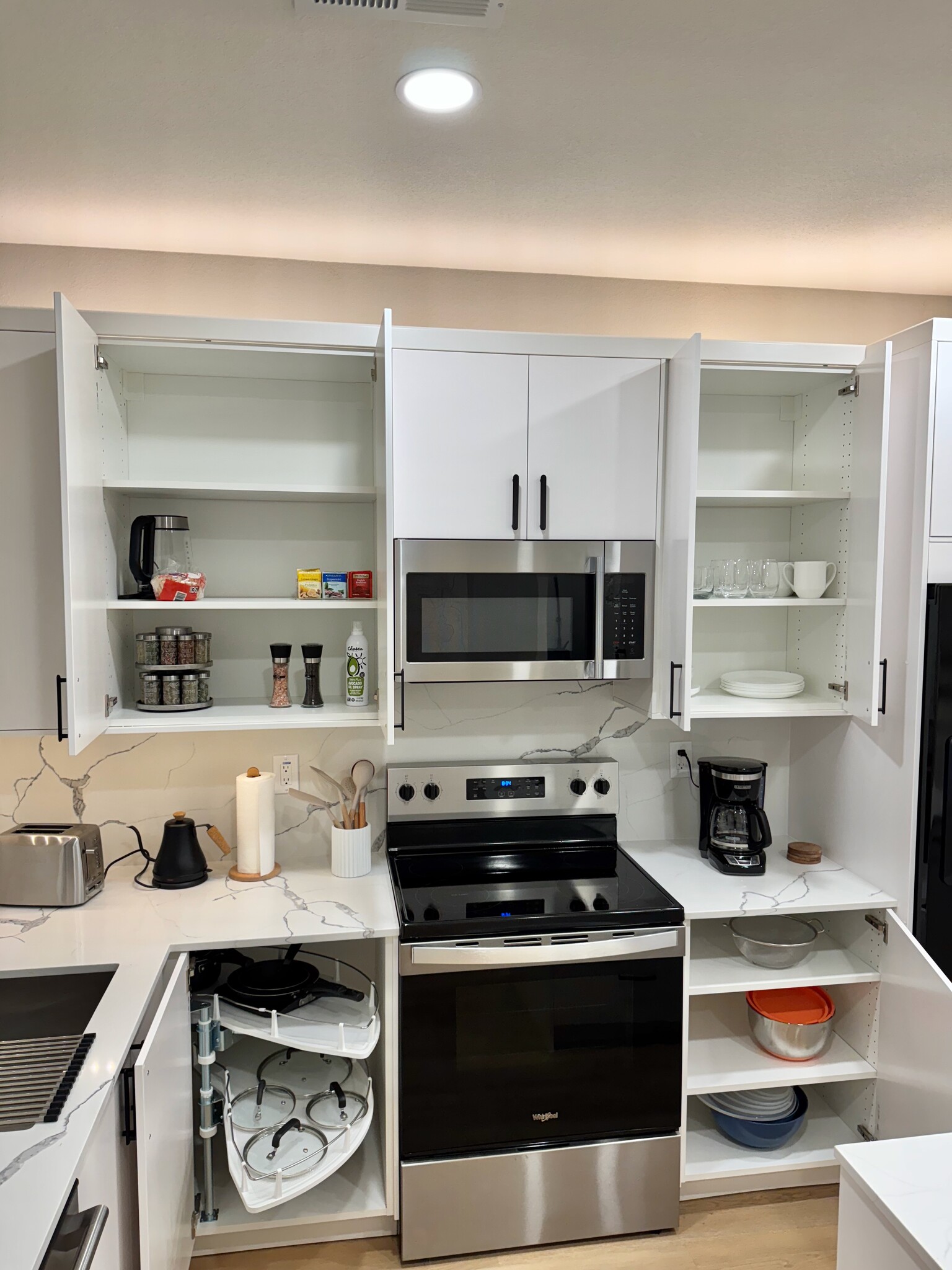 Fully equipped kitchen - 711 N Hobson Ave