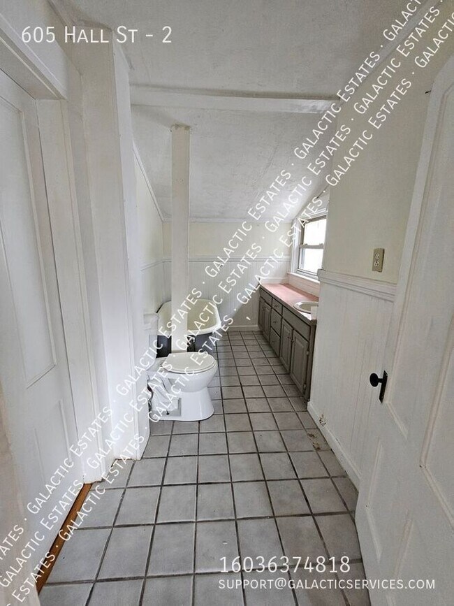 Building Photo - 605 Hall St