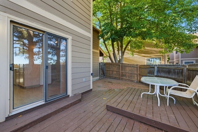 Building Photo - Deer Pointe Village Townhome Feautures 2 P...