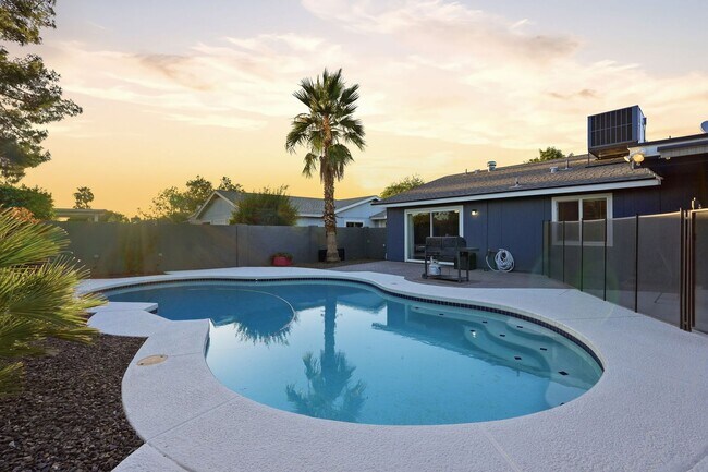 Building Photo - 4 Bed Home in Scottsdale Quarter!!