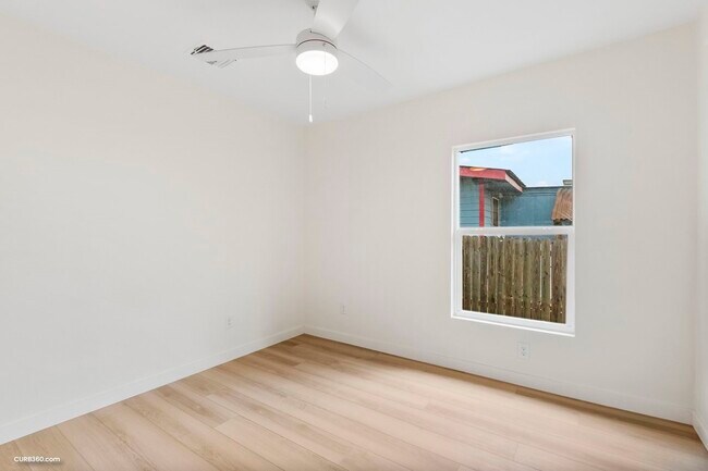 Building Photo - 381 Perryman St