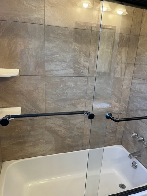 Shower and Tub. - 18033 Glenburn Ave