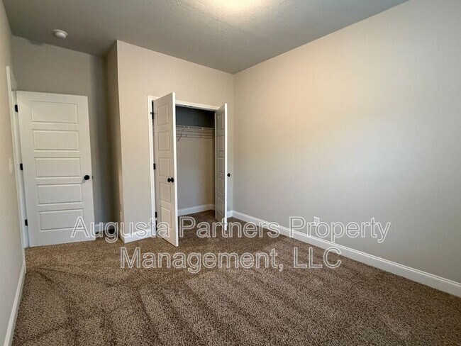 Building Photo - 1008 Swan Ct