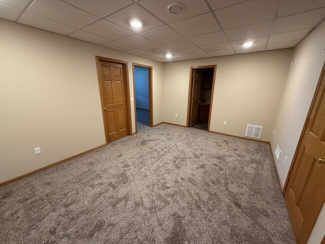 Building Photo - 3 bed 2bath townhome finished basewment , double garage, deck