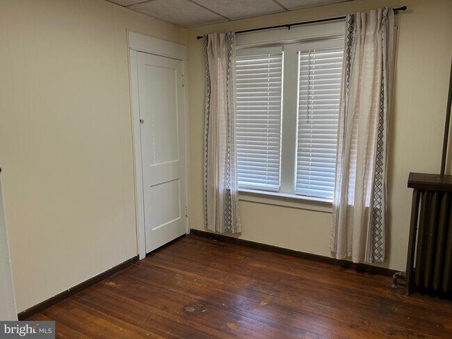 Building Photo - 1049 Genesee St