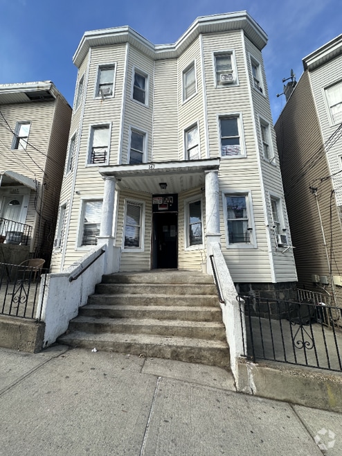 Building Photo - 147 Beech St