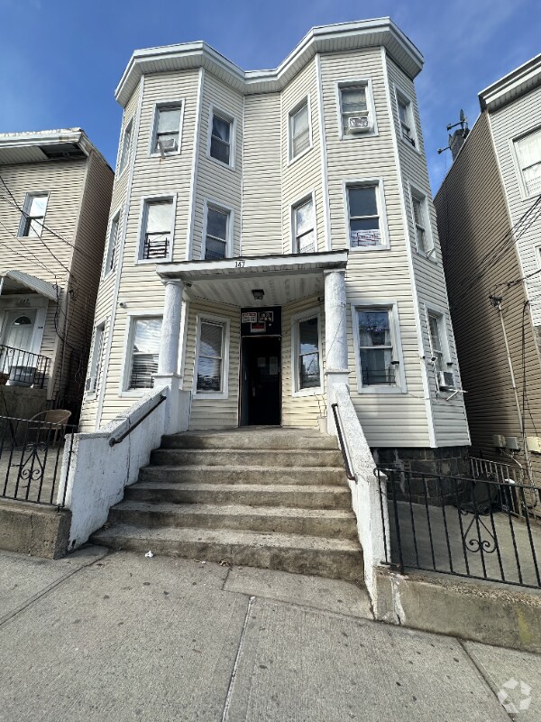 Building Photo - 147 Beech St