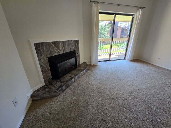 Building Photo - Beautifully Renovated, Top Floor, 2 Bedroom 2 Bath East Boulder Condo for Rent!