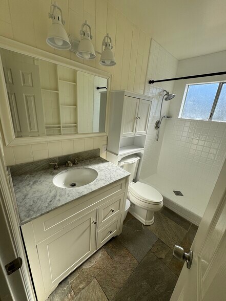 Building Photo - 1121 Calle Tulipan