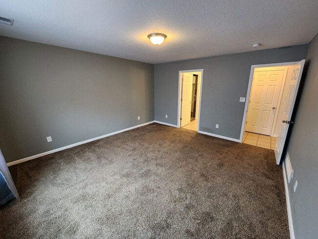 Building Photo - Beautiful newer home with everything on main level in Seaman Schools