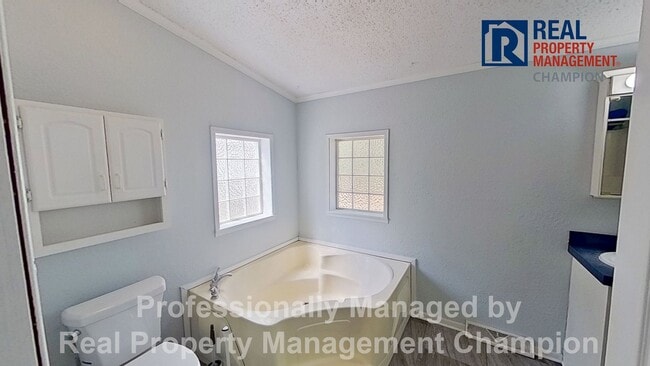 Building Photo - Charming Home in Quiet Neighborhood Near Monkey Junction
