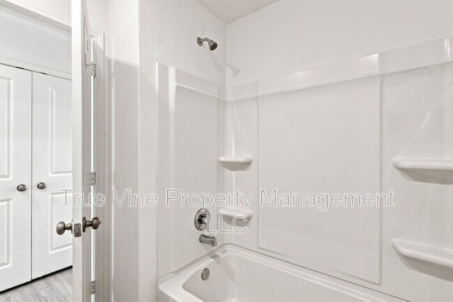 Building Photo - 2906 Millikan Dr
