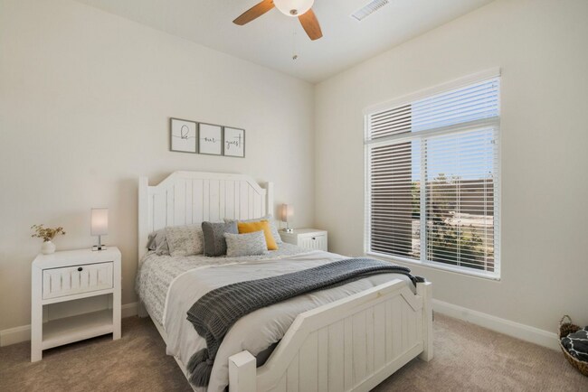 Building Photo - Luxurous 4 Bedroom Golf Course Home
