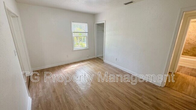 Building Photo - 916 W 28th St