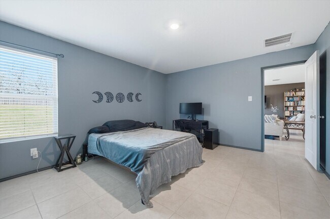 Building Photo - 1393 Beach Dr