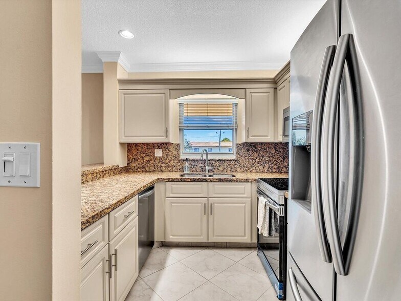 Building Photo - 333 SE 20th Ave