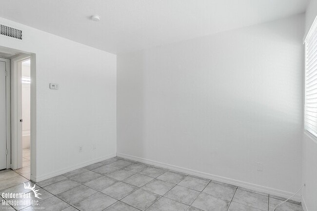 Building Photo - Single Level Spacious 2Bdm 1Ba Apartment i...