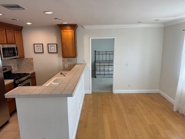 Building Photo - 1510 S Barrington Ave