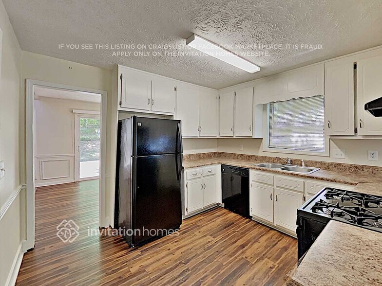Building Photo - 4042 Maxanne Dr NW