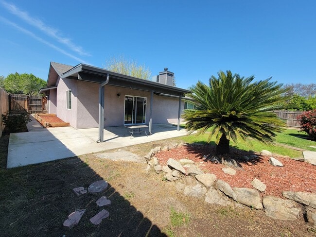 Building Photo - Beautiful 3 Bedroom 2 Bathroom Home in SW Visalia!
