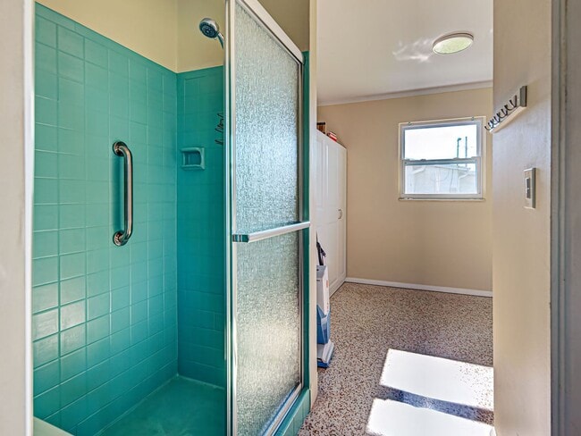 Building Photo - Seasonal Rental Near Venice – Pet-Friendly...