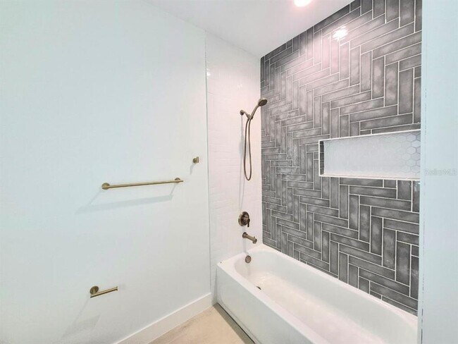 Building Photo - 3304 E North Bay St