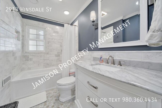 Building Photo - 2913 Hinsdale St