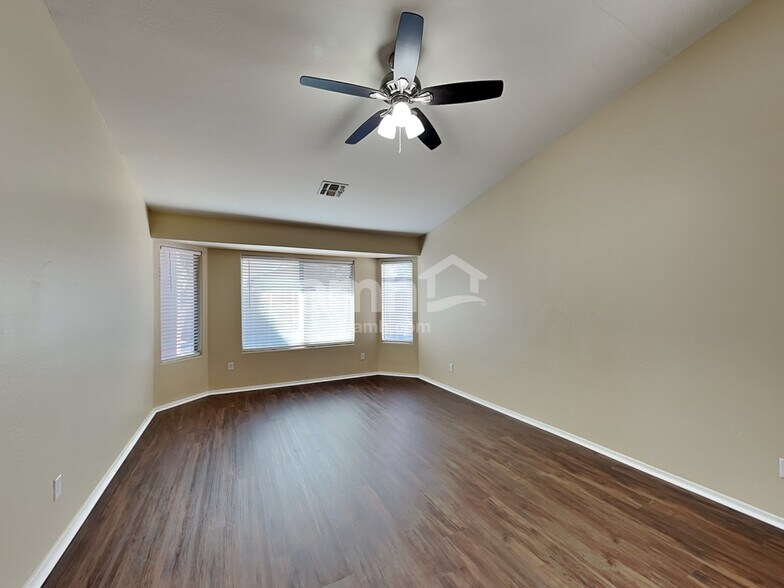 Building Photo - 16261 W Hope Dr