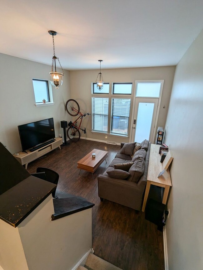 Building Photo - 2 Bedroom 1.5 Bathroom Townhouse with Off ...