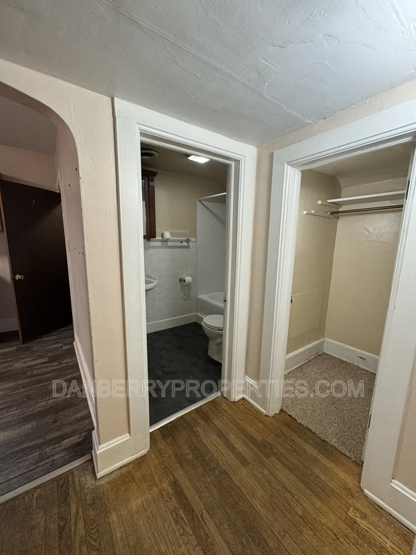 Building Photo - 915 N Main St