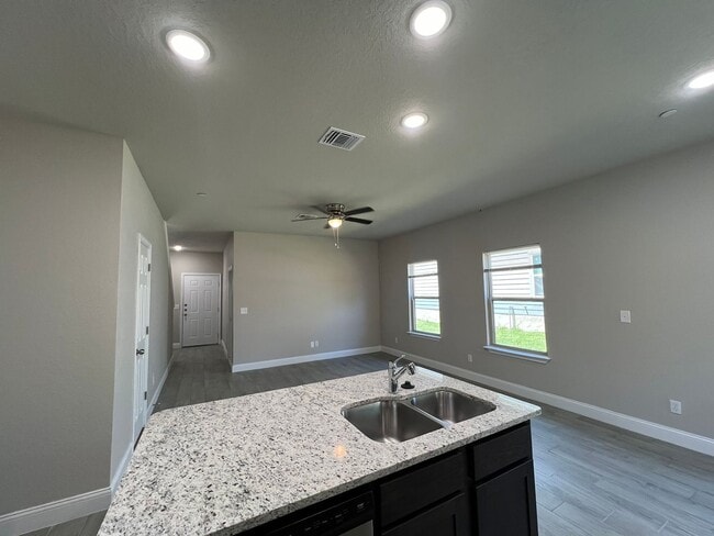 Building Photo - 3-bedroom, 2.5-bathroom townhome in Live Oak!