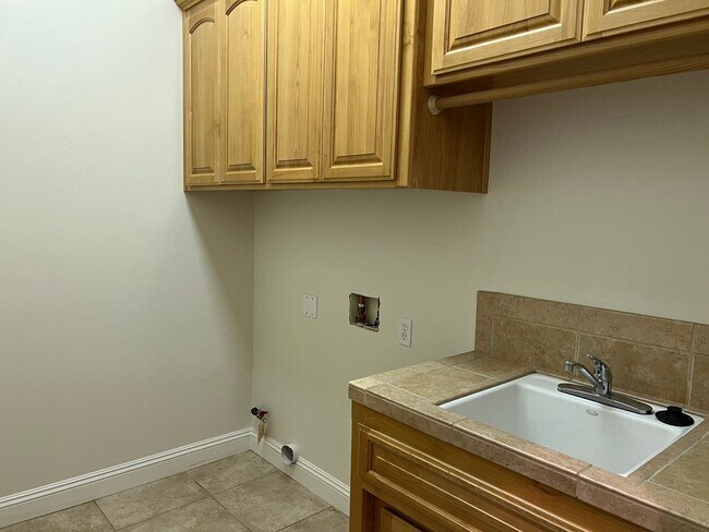 Building Photo - Gated Grand Island Home!