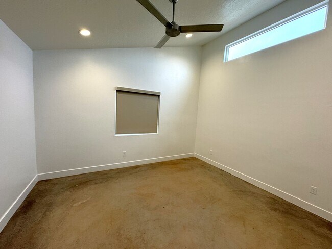 Building Photo - Unfurnished Property!