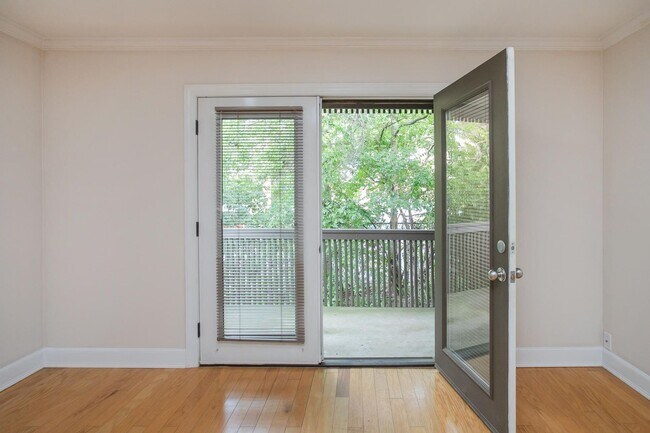 Building Photo - 525 N Dupont Ave