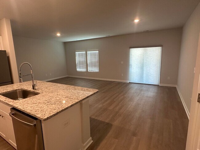 Building Photo - AMAZING LOCATION - 10 Minutes from both Su...