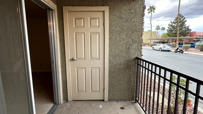 Building Photo - 2 Bedroom Condo in Guard Gated Community