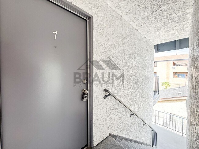 Building Photo - 14801 Delano St