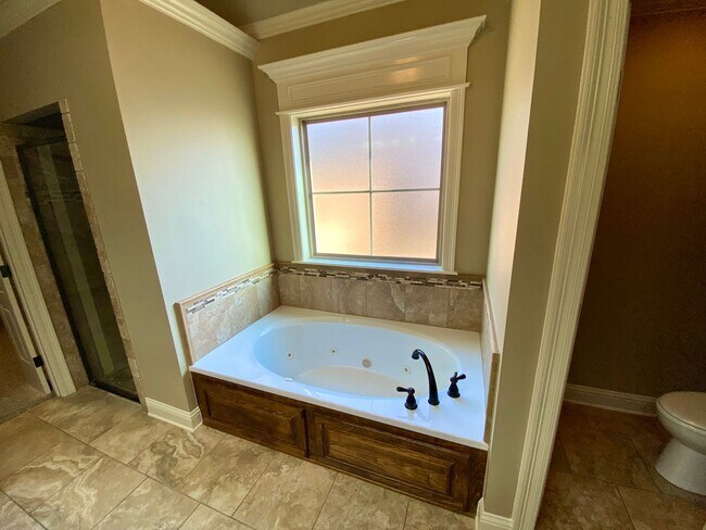 Building Photo - ** AVAILABLE JUNE 1ST ** STUNNING 4/3.5 IN...