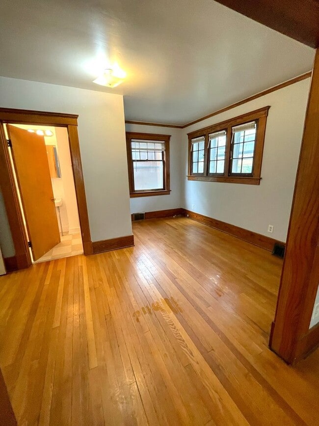 Building Photo - 914 Vaughn St