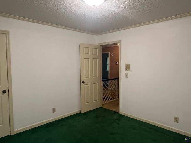 Building Photo - 136 River Knoll