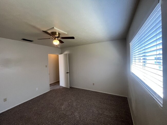 Building Photo - SPACIOUS SOUTHSIDE DUPLEX!