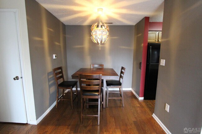 Building Photo - 5015 Ravens Crest Dr