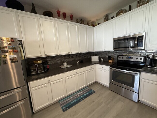 Building Photo - "Spacious 3-Bedroom Retreat with Bonus roo...