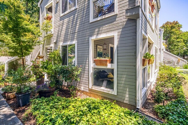 Building Photo - Charming 2-bedroom in Redwood Shores - $3,995/mo