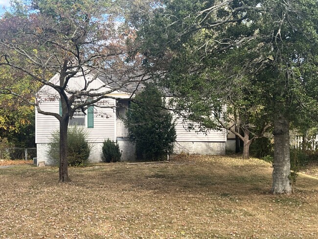 Building Photo - Quaint Two Bedroom Available NOW