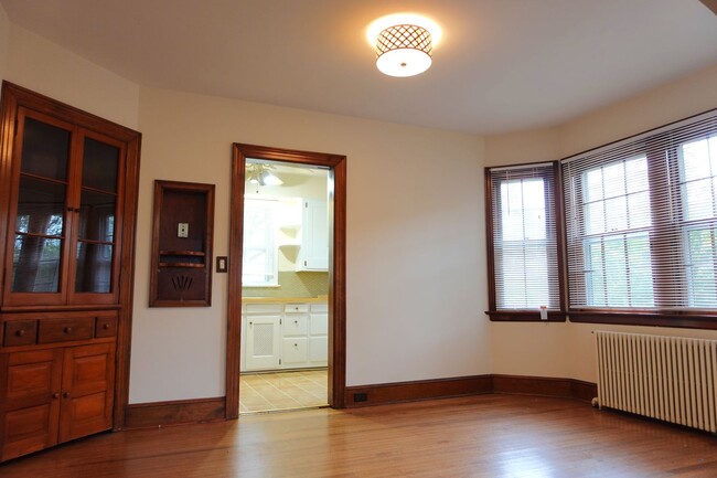 Building Photo - Country Charmer