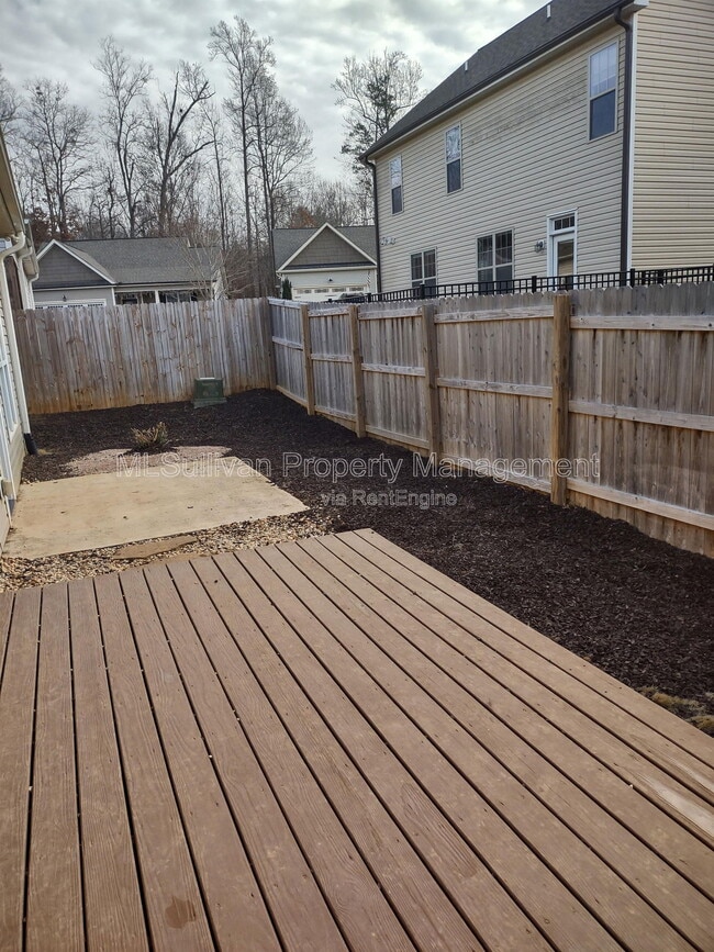 Building Photo - 703 Cherry Tree Dr